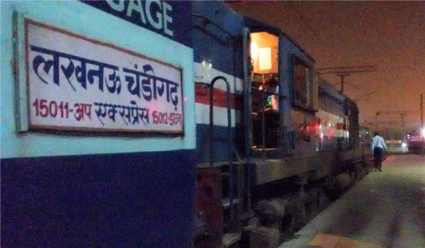 चंडीगढ एक्सप्रेस के ब्रेकशू में लगी आग, बड़ा रेल हादसा होने से बचा