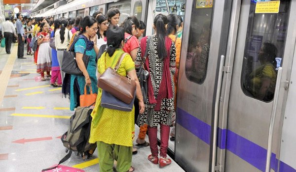 दिल्ली मेट्रो में आत्मरक्षा के लिए 4 इंच का चाकू रख सकेंगी महिलाएं दिल्ली मेट्रो में आत्मरक्षा के लिए 4 इंच का चाकू रख सकेंगी महिलाएं