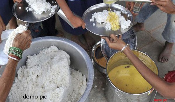 फेंका गया mid day meal खाते ही मर गए तीन कुत्ते