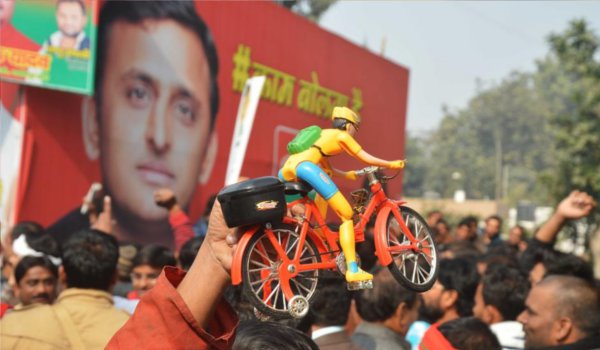 चुनाव आयुक्त से अखिलेश गुट की मुलाकात, पार्टी सिंबल पर जताया दावा चुनाव आयुक्त से अखिलेश गुट की मुलाकात, पार्टी सिंबल पर जताया दावा