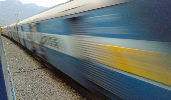 छेड़छाड़ का विरोध करने पर महिला को चलती ट्रेन से फेंका