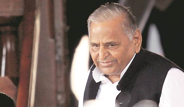 बेटे अखिलेश के आगे झुके मुलायम, नहीं खड़े करेंगे अपने प्रत्याशी बेटे अखिलेश के आगे झुके मुलायम, नहीं खड़े करेंगे अपने प्रत्याशी