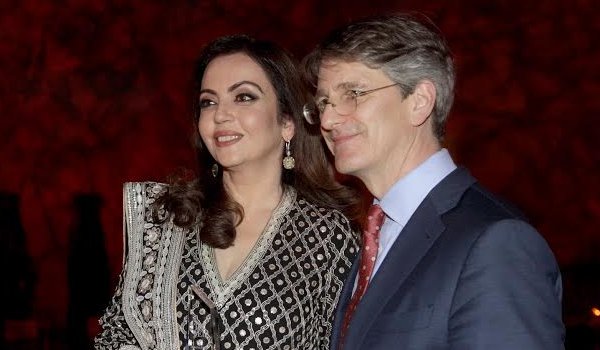 द मेट से सम्मानित होने वाली पहली एशियाई बनीं नीता अंबानी द मेट से सम्मानित होने वाली पहली एशियाई बनीं नीता अंबानी