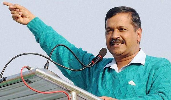 केजरीवाल ने दिल्ली के छत्रसाल स्टेडियम में फहराया तिरंगा