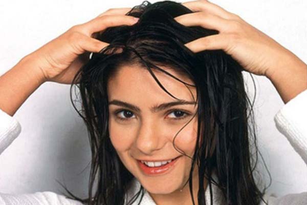 बालों में गलत तरीके से तेल लगाने से हो सकते हैं नुकसान