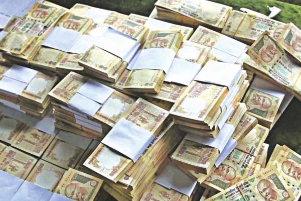 नोटबंदी के बाद बैंकों में जमा हुए 3-4 लाख करोड़ रुपये में कर चोरी का संदेह
