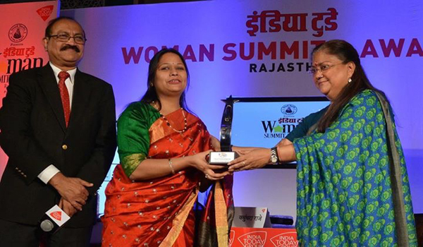 मुख्यमंत्री के हाथों सम्मानित हुई सिरोही जिला प्रमुख पायल परसरामपुरिया मुख्यमंत्री के हाथों सम्मानित हुई सिरोही जिला प्रमुख पायल परसरामपुरिया