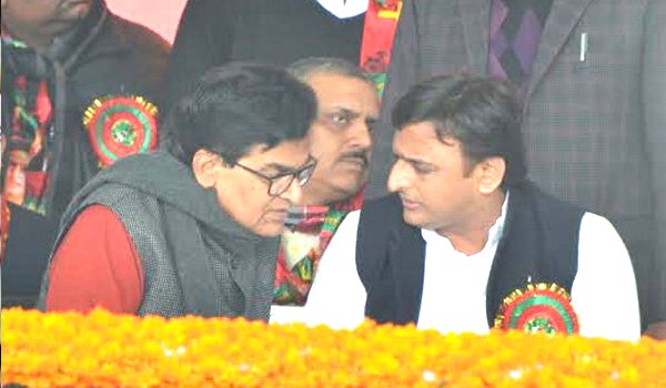 समाजवादी पार्टी हुई दो फाड़, जानें अब आगे क्या होगा