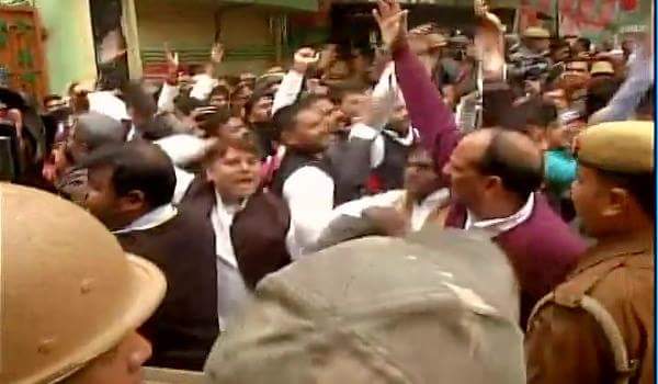 अखिलेश गुट ने किया सपा कार्यालय पर कब्जे का प्रयास, शिवपाल की नेमप्लेट उखाड़ी अखिलेश गुट ने किया सपा कार्यालय पर कब्जे का प्रयास, शिवपाल की नेमप्लेट उखाड़ी