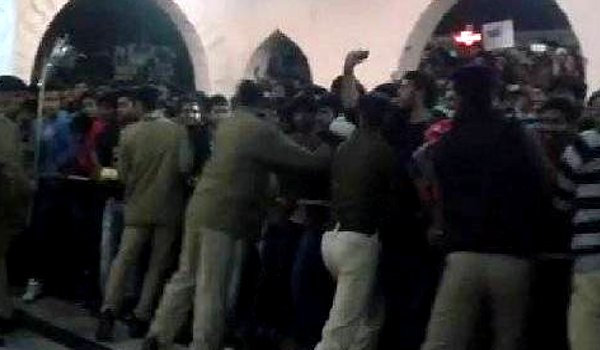 शाहरुख खान पहुंचे कोटा, स्टेशन पर फेंस को मिली लाठियां