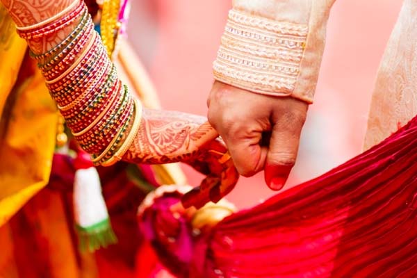 शादीशुदा जीवन में खुशहाली लाने के लिए अजमाएं ये तरीके शादीशुदा जीवन में खुशहाली लाने के लिए अजमाएं ये तरीके