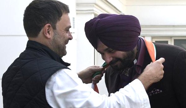 नवजोत सिंह सिद्धू कांग्रेस में हुए शामिल नवजोत सिंह सिद्धू कांग्रेस में हुए शामिल