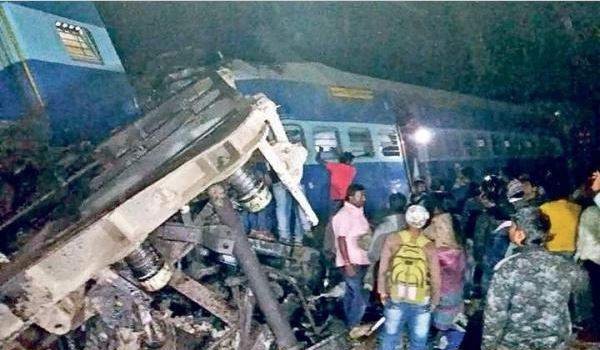हीराखंड एक्सप्रेस हुई डिरेल, 25 लोगों की मौत, 50 ज़ख्मी हीराखंड एक्सप्रेस हुई डिरेल, 25 लोगों की मौत, 50 ज़ख्मी