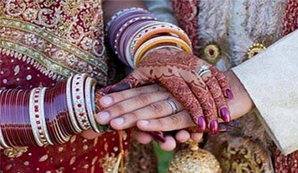क्यों एक युवक को करनी पड़ी दो युवतियों से शादी