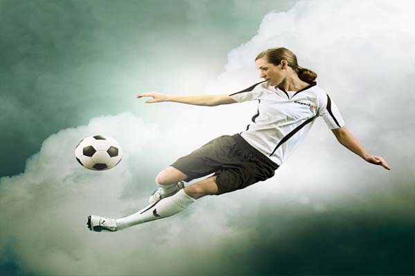 हाई ब्लड प्रेशर में महिला खेले फुटबॉल