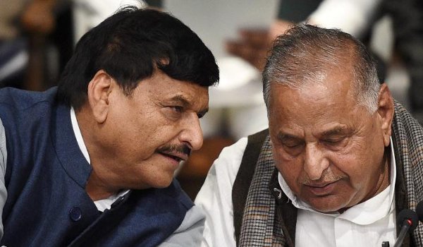 साइकिल के लिए चुनाव आयोग पहुंचे मुलायम सिंह यादव साइकिल के लिए चुनाव आयोग पहुंचे मुलायम सिंह यादव