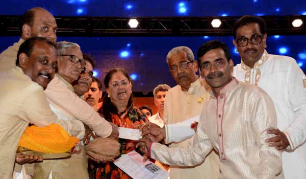 cm vasundhara raje acceptind check for mjsy in jiravala