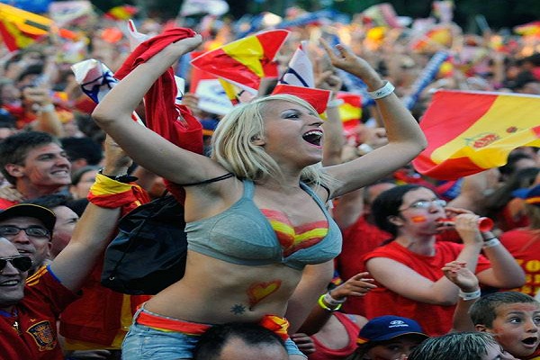 Spain-fans-watch-the-UEFA-EURO-2012-final-match-between-Spain-and-Italy-on-a-giant-outdoor-screen-on-Paseo-de-la-Castellana-in-Spain