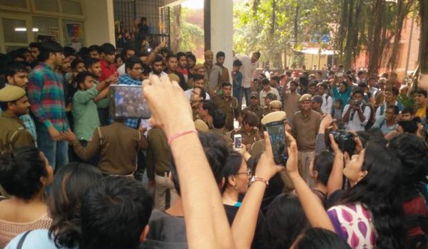 डीयू में एबीवीपी के विरोध के चलते उमर खालिद का कार्यक्रम रद्द