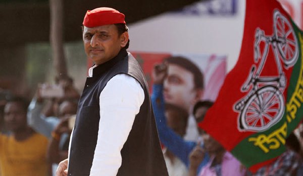 अखिलेश बोले, 15 लाख नहीं 15 हजार ही खातों में पहुंचा दो अखिलेश बोले, 15 लाख नहीं 15 हजार ही खातों में पहुंचा दो