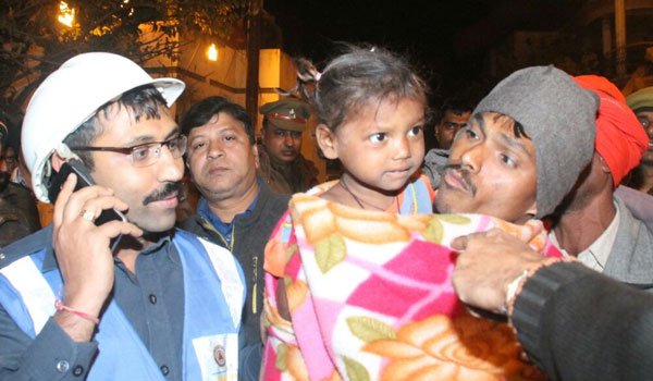 मलबे से 14 घंटे बाद मौत को मात देकर निकली नन्हीं परी मलबे से 14 घंटे बाद मौत को मात देकर निकली नन्हीं परी