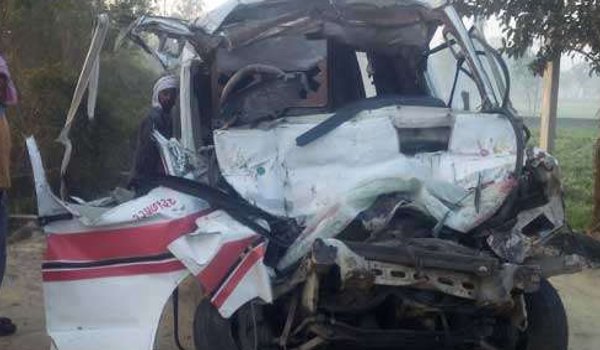 संतकबीरनगर : खड़े ट्रक में घुसी एम्बुलेंस, आठ लोगों की मौत