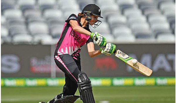 सैटर्थवेट ने महिला क्रिकेट में रचा इतिहास, लगातार 4 वनडे में लगाया शतक