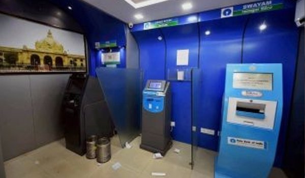 fake notes from SBI ATM : cash custodian arrested