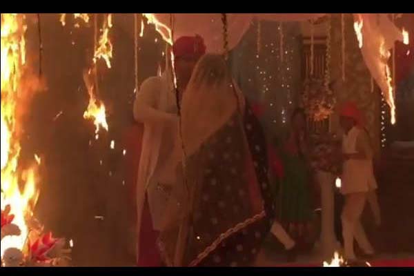 बेहद के सेट पर लगी आग, मची अफरा तफरी बेहद के सेट पर लगी आग, मची अफरा तफरी
