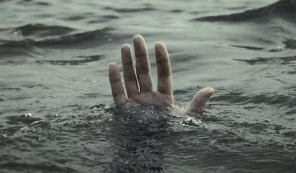 इलाहाबाद : गंगा में पलटी नाव, नाविक समेत 15 डूबे