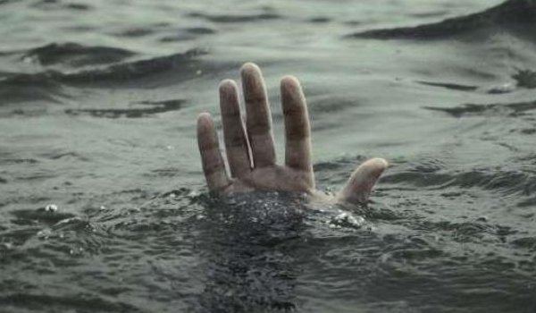 इलाहाबाद : गंगा में पलटी नाव, नाविक समेत 15 डूबे इलाहाबाद : गंगा में पलटी नाव, नाविक समेत 15 डूबे