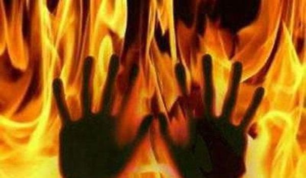 मेरठ में मामूली विवाद पर झोला छाप डाक्टर को जिंदा जलाया मेरठ में मामूली विवाद पर झोला छाप डाक्टर को जिंदा जलाया
