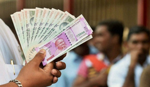 न्यूनतम वेतन पर दिल्ली सरकार को लगा झटका, कमेटी ने की 700 रुपए की कटौती