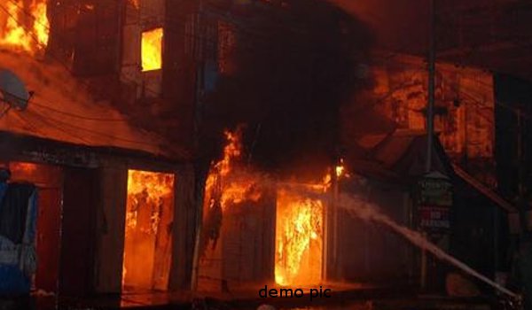 दिल्ली : चांदनी चौक में लगी भीषण आग, 21 दुकानें खाक
