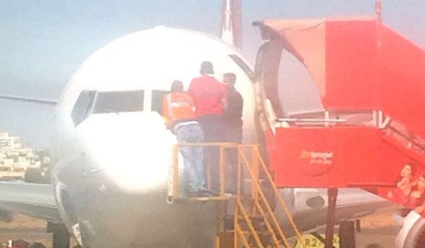 स्पाईस जेट विमान का कांच फूटने से 40 यात्री पुणे में अटके