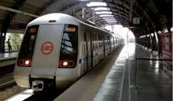 दिल्ली में फिर मेट्रो ट्रैक पर शख्स ने लगाई छलांग, मौत
