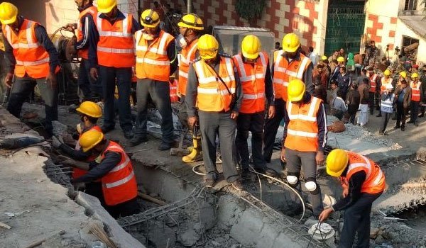 कानपुर बिल्डिंग हादसा : नहीं मिल रहे लापता मजदूर, सीएम का फूंका पुतला कानपुर बिल्डिंग हादसा : नहीं मिल रहे लापता मजदूर, सीएम का फूंका पुतला