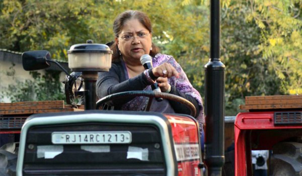 मुख्यमंत्री राजे ने ट्रेक्टर पर बैठकर किसानों को किया संबोधित मुख्यमंत्री राजे ने ट्रेक्टर पर बैठकर किसानों को किया संबोधित
