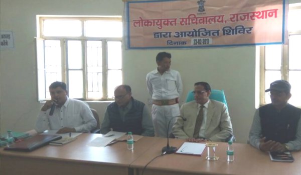 लोकायुक्त एसएस कोठारी ने पुष्कर में सुनी शिकायतें लोकायुक्त एसएस कोठारी ने पुष्कर में सुनी शिकायतें