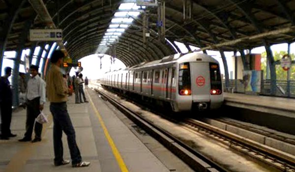 रेड लाइन पर मेट्रो ट्रेन के आगे कूदे व्यक्ति की मौत