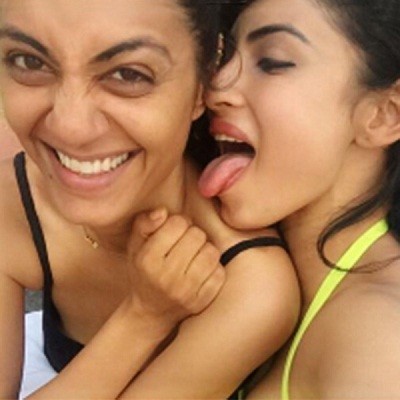 mouni-roy-with-her-friend-rupali-in-goa-201605-718444