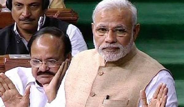 मोदी की ‘रेनकोट’ वाली टिप्पणी पर दोनों सदनों में कांग्रेस का हंगामा मोदी की ‘रेनकोट’ वाली टिप्पणी पर दोनों सदनों में कांग्रेस का हंगामा