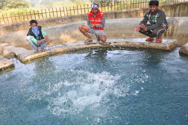 ताली बजाने से कुंड में से निकलता हैं गर्म और ठंडा पानी ताली बजाने से कुंड में से निकलता हैं गर्म और ठंडा पानी