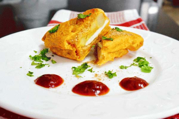 स्नैक्स में बनाये गर्मागर्म पनीर चीज बन स्नैक्स में बनाये गर्मागर्म पनीर चीज बन