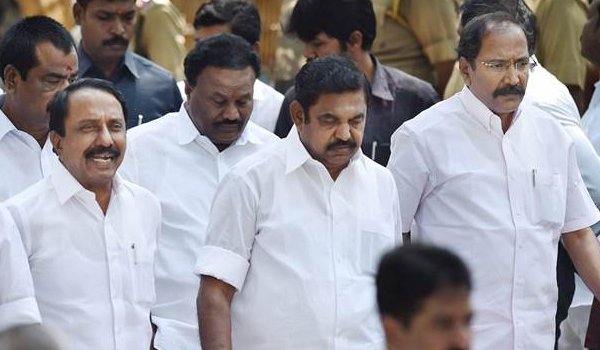 तमिलनाडु : पलानीसामी 18 को सदन में बहुमत साबित करेंगे