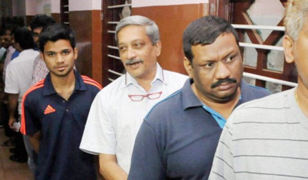 गोवा की 40 सीटों के लिए मतदान जारी, मनोहर पर्रिकर ने डाला वोट गोवा की 40 सीटों के लिए मतदान जारी, मनोहर पर्रिकर ने डाला वोट
