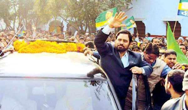 पीस पार्टी के अध्यक्ष अय्यूब खां पर लगा यौन शोषण का आरोप पीस पार्टी के अध्यक्ष अय्यूब खां पर लगा यौन शोषण का आरोप