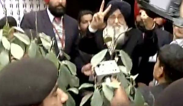 प्रकाश सिंह बादल ने लंबी में तो अमरिंदर ने पटियाला में डाला वोट प्रकाश सिंह बादल ने लंबी में तो अमरिंदर ने पटियाला में डाला वोट