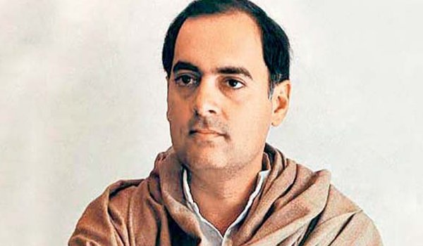 राजीव गांधी का नाम हटाए जाने से भड़की कांग्रेस