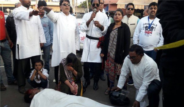 नुक्कड नाटिका के जरिए दी यातायात नियमों की जानकारी नुक्कड नाटिका के जरिए दी यातायात नियमों की जानकारी